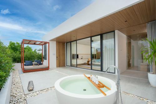 One-Bedroom Suite with Outdoor Bathtub