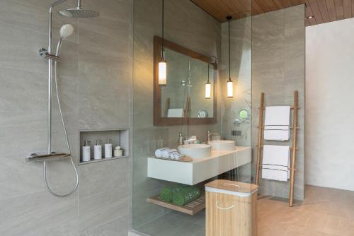 One-Bedroom Suite with Outdoor Bathtub