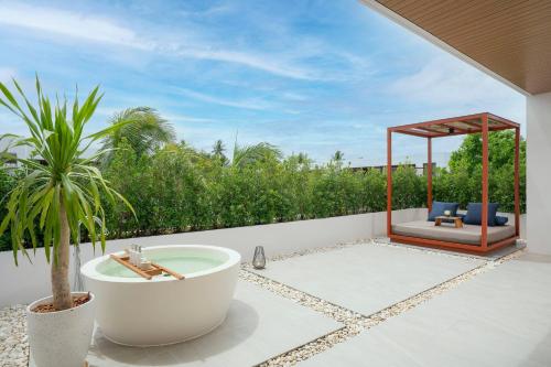 One-Bedroom Suite with Outdoor Bathtub