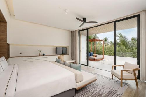 One-Bedroom Suite with Outdoor Bathtub