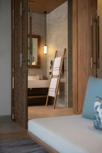 One-Bedroom Suite with Outdoor Bathtub