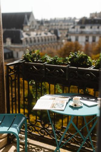 Cozy Room with Balcony Paris View