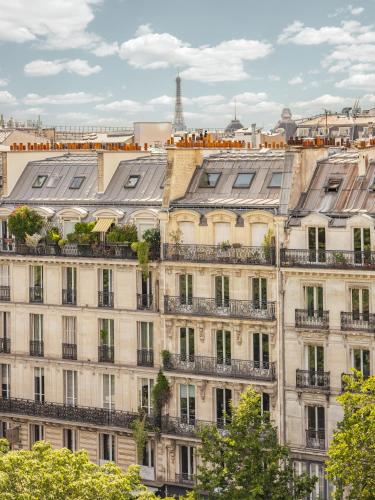 Cozy Room with Balcony Paris View