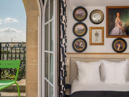 Cozy Room with Balcony Paris View