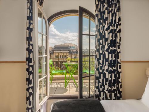 Cozy Room with Balcony Paris View