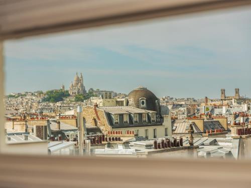 Cozy Room with Balcony Paris View
