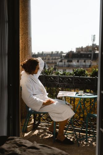 Cozy Room with Balcony Paris View