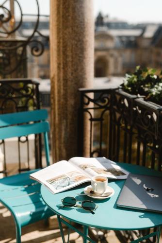 Cozy Room with Balcony Paris View
