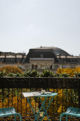 Cozy Room with Balcony Paris View
