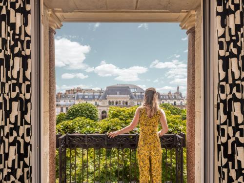 Junior Suite with Balcony Paris View