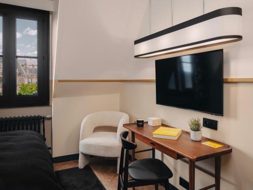 Cozy Room Paris View