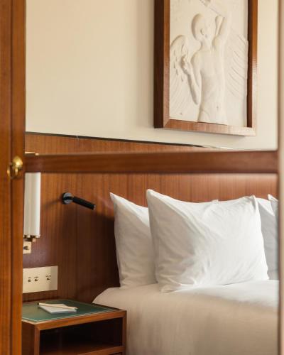 Interconnecting Queen and Classic "Signature" Rooms
