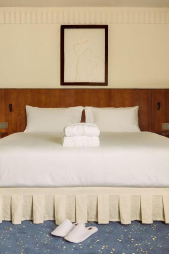 Interconnecting Queen and Classic "Signature" Rooms