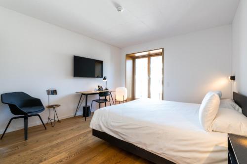 Deluxe One-Bedroom Apartment with Garden View