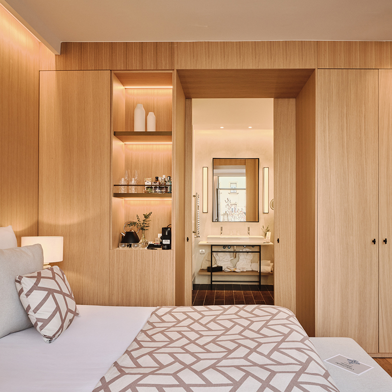 Single Room - 1 Queen Bed