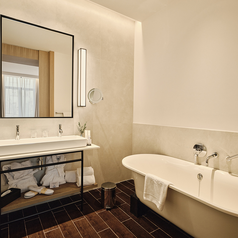 Single Room - 1 Queen Bed