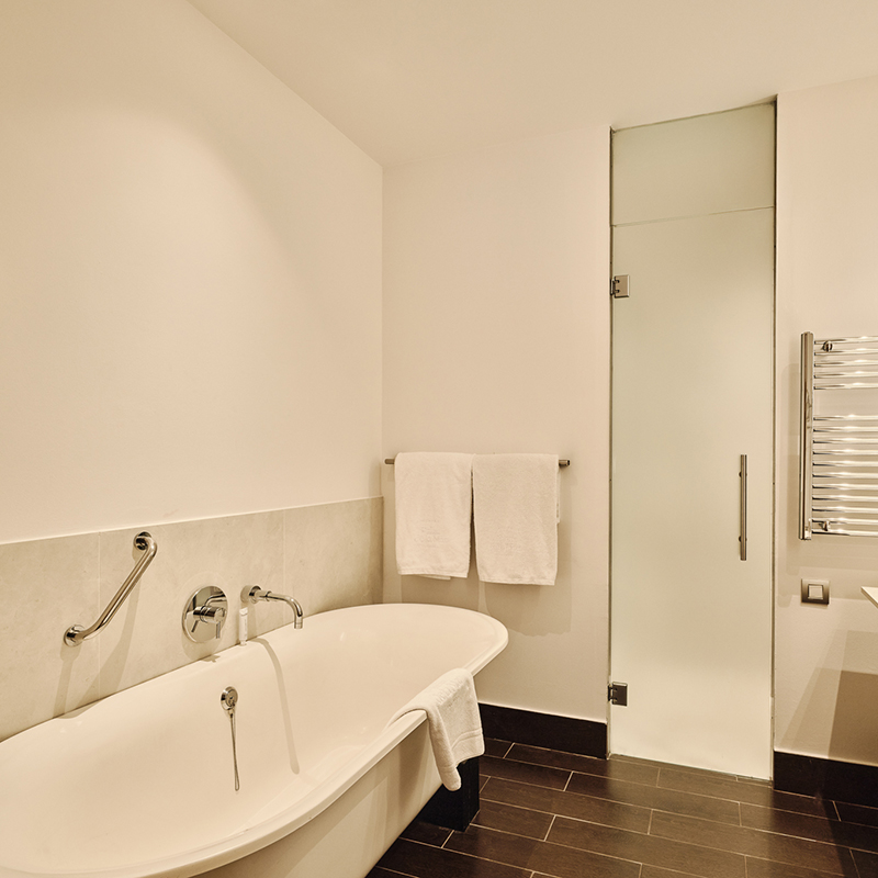 Single Room - 1 Queen Bed