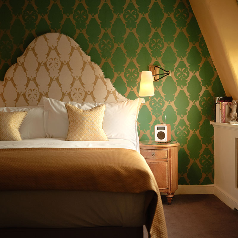 Classic Room - 1 Queen Bed 