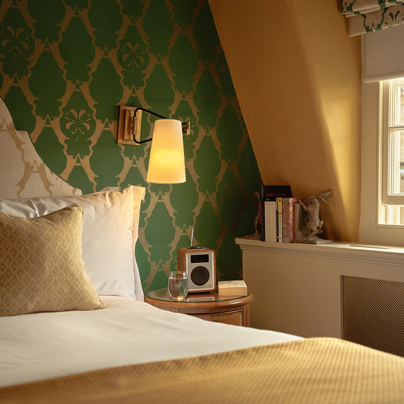 Classic Room - 1 Queen Bed 