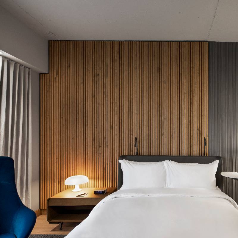 Classic Room - 1 Queen Bed 