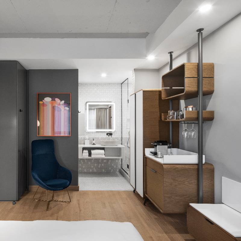 Classic Room - 1 Queen Bed 