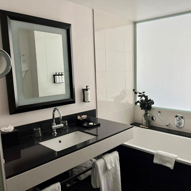 Luxury Room - 1 Queen Bed