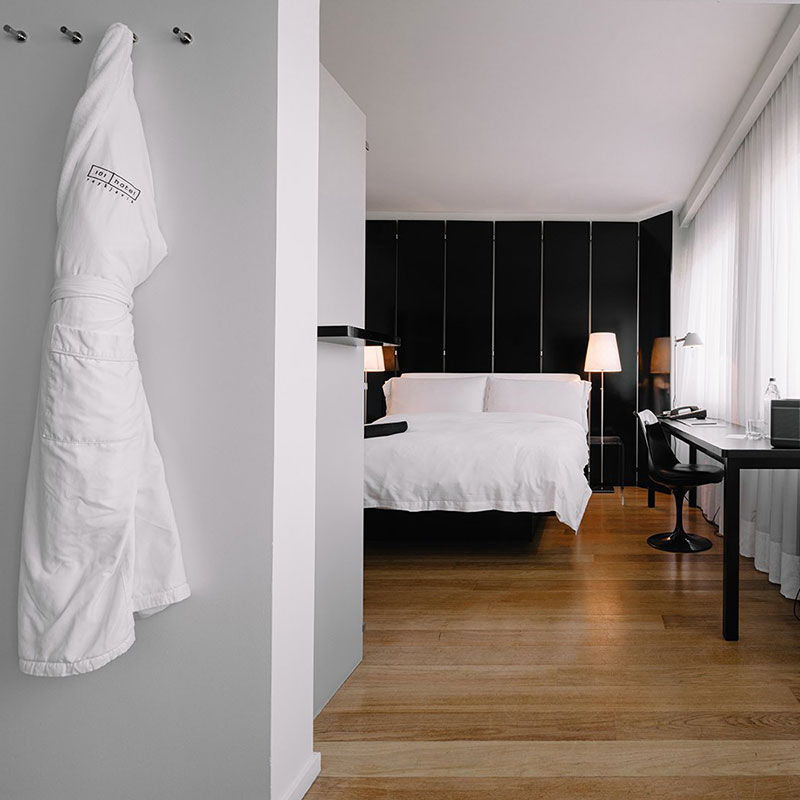 Double Room - 1 Queen Bed