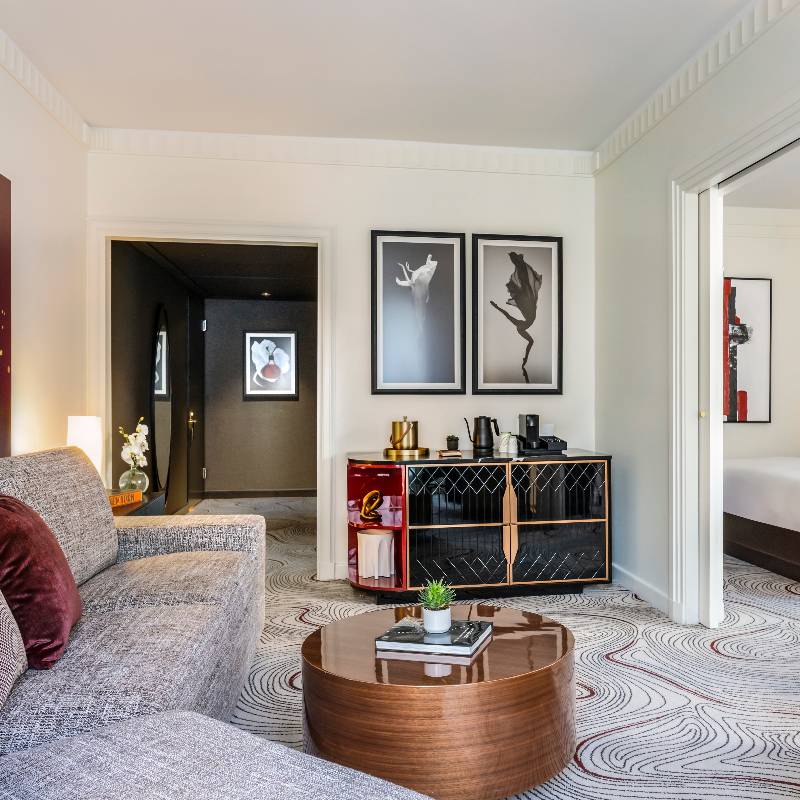 Building Skyscraper - One Bedroom Suite