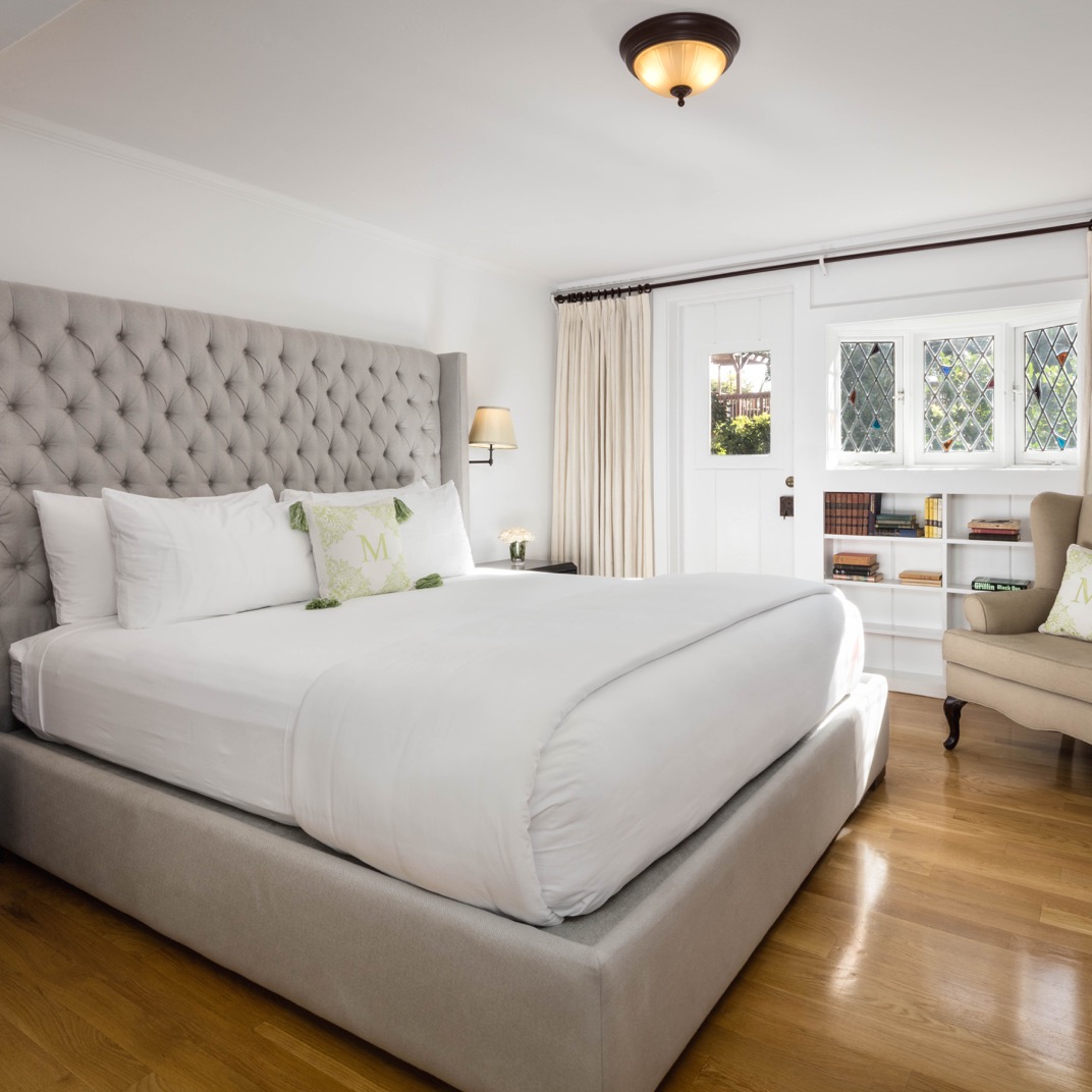 King One Story Deluxe Suite