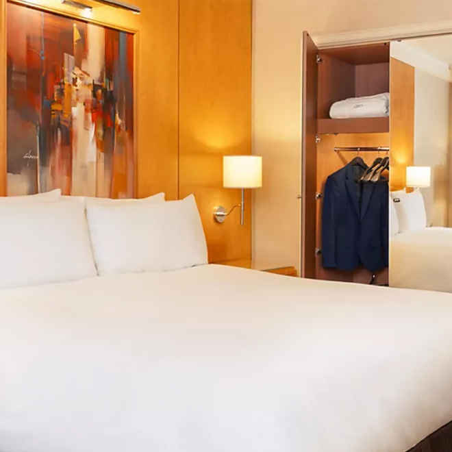 1 Queen Bed (ADA)