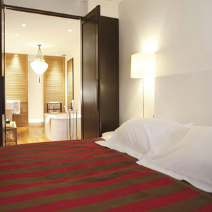 Superior Room - 1 Queen (Bath & Shower)
