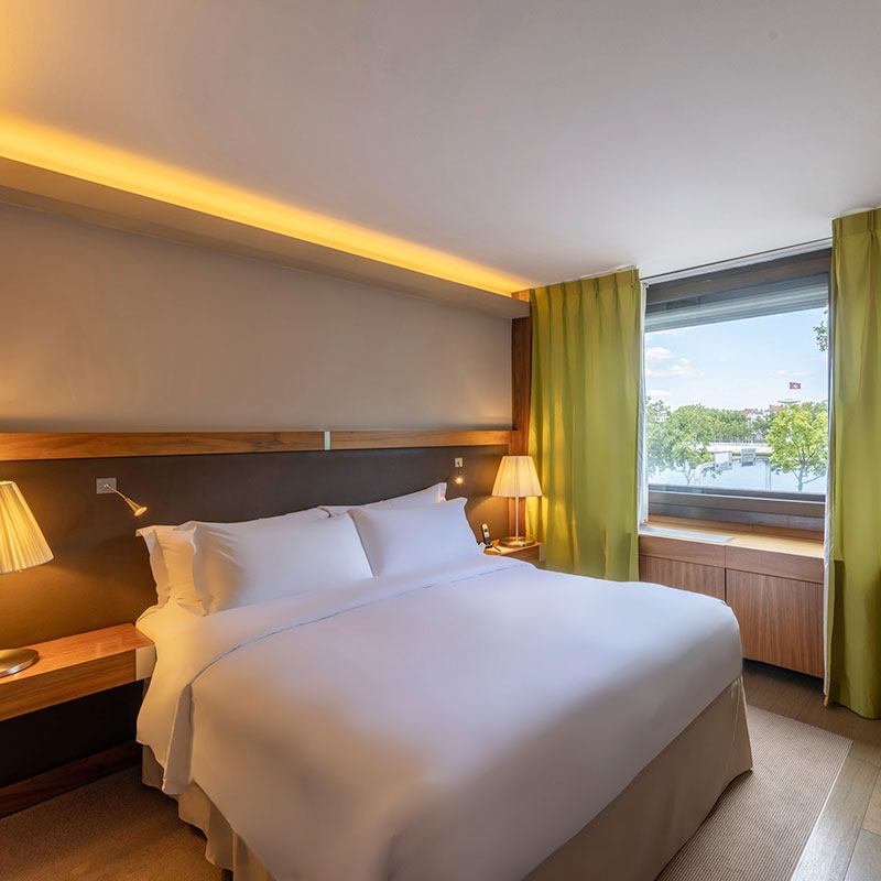 Junior River View Suite- 1 Queen Bed
