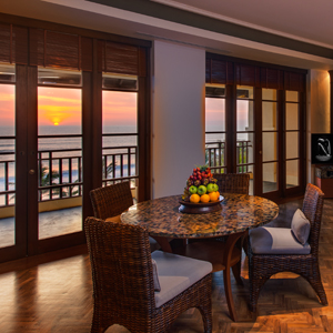 Sunset Suite- 1 King & 2 Twin Beds