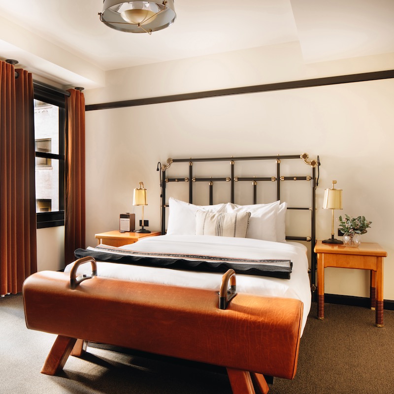 1 QUEEN BED