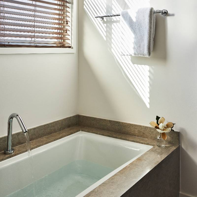 Calistoga King Studio Fireplace & Bath