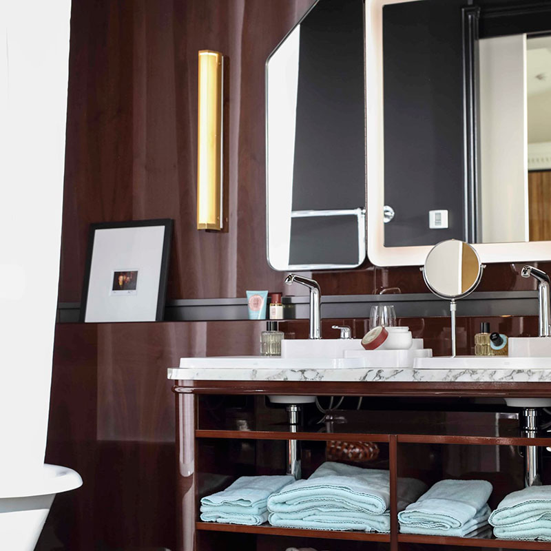 LES BAINS SUITE