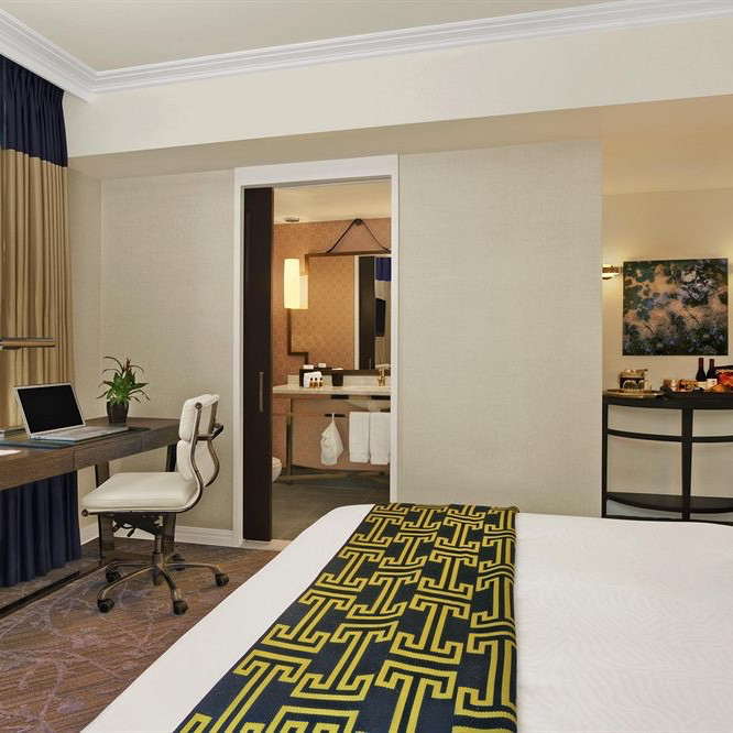Deluxe City View - 1 Queen Bed