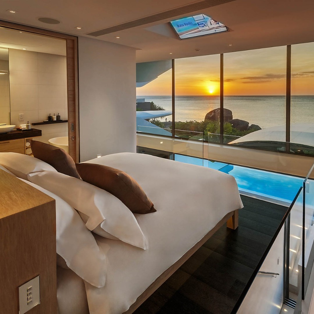 ONE-BEDROOM OCEAN POOL LOFT