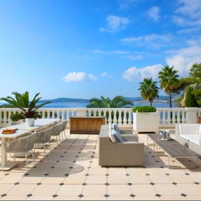 •	Two-bedrooms Executive Suite “Le Cap” 