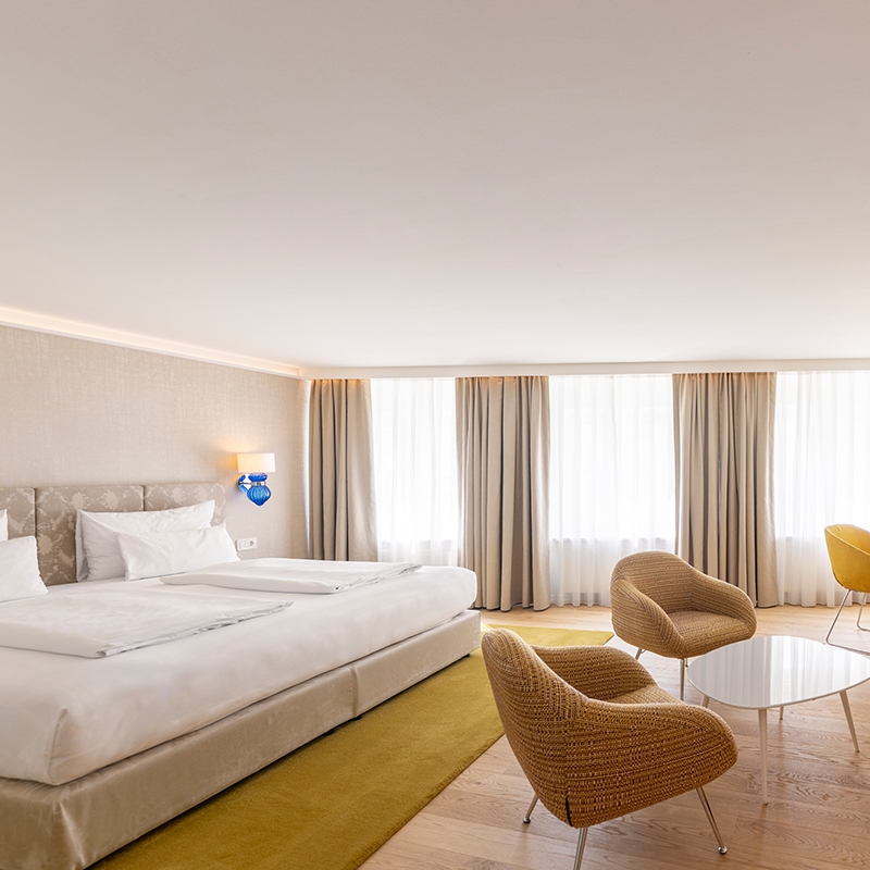 Suite with freestanding bathtub