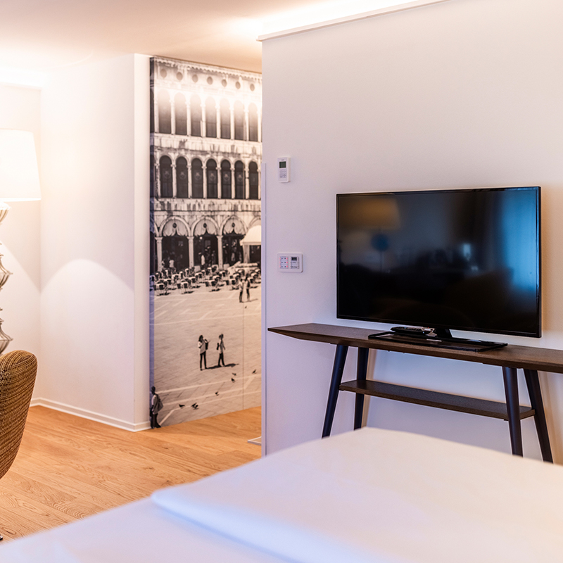 Suite with freestanding bathtub