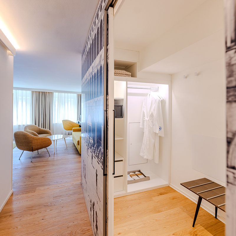 Suite with freestanding bathtub
