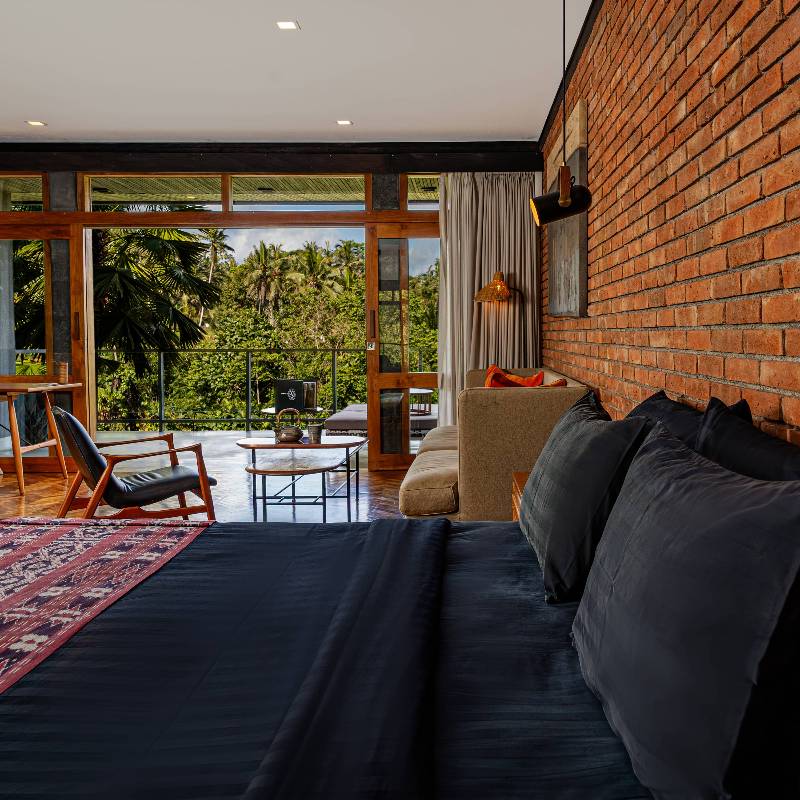 Deluxe Pool Suite