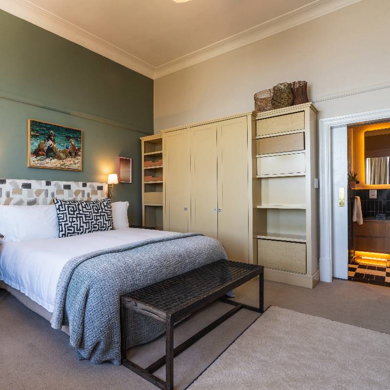 SUPERIOR HOUSE ROOM