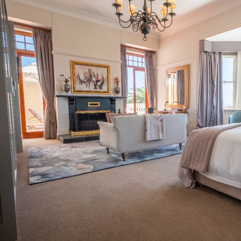 DELUXE HOUSE ROOM
