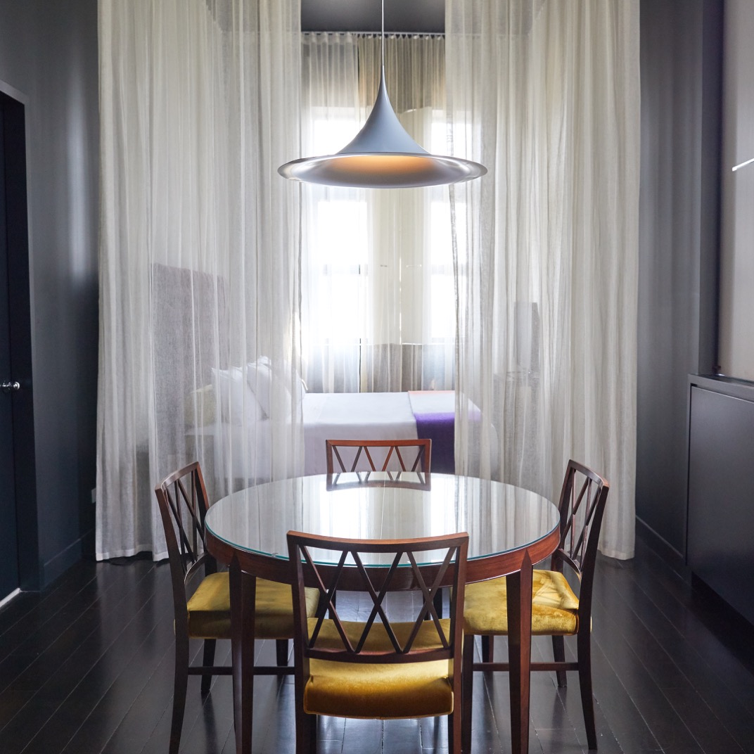 Signature Black Suite King