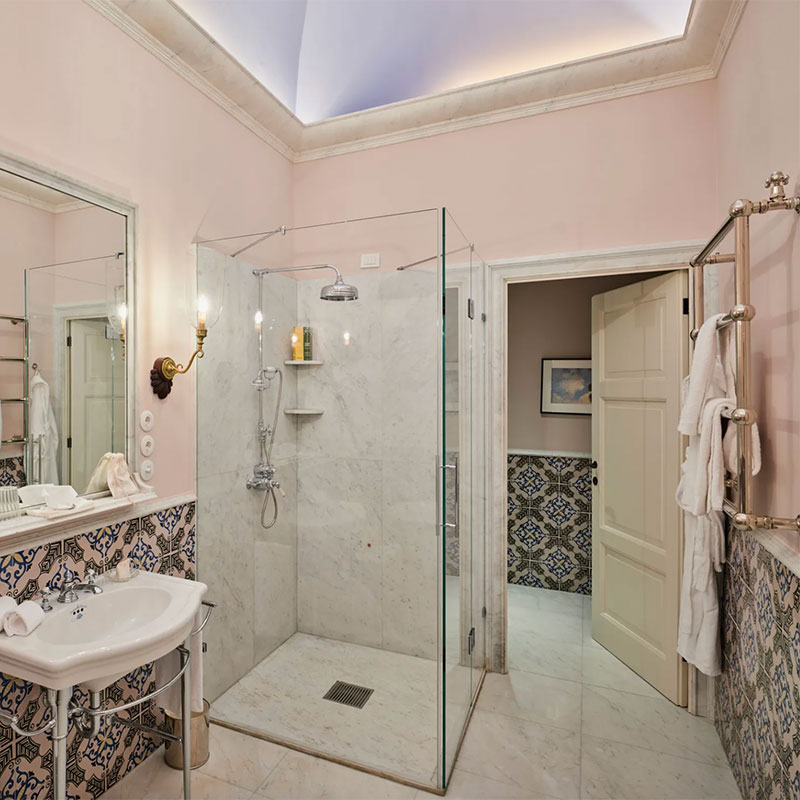 Suite Eight (Gia)