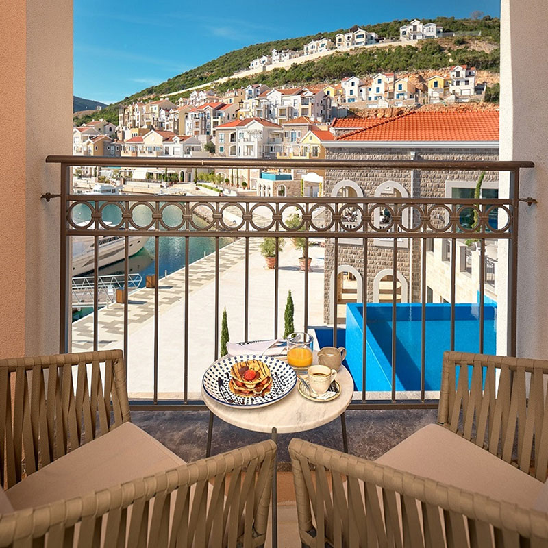 Grand Poolside Room