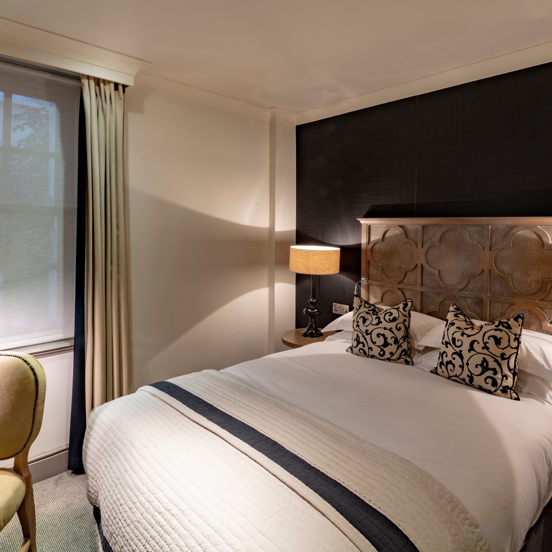 Classic Room - 1 Queen Bed 