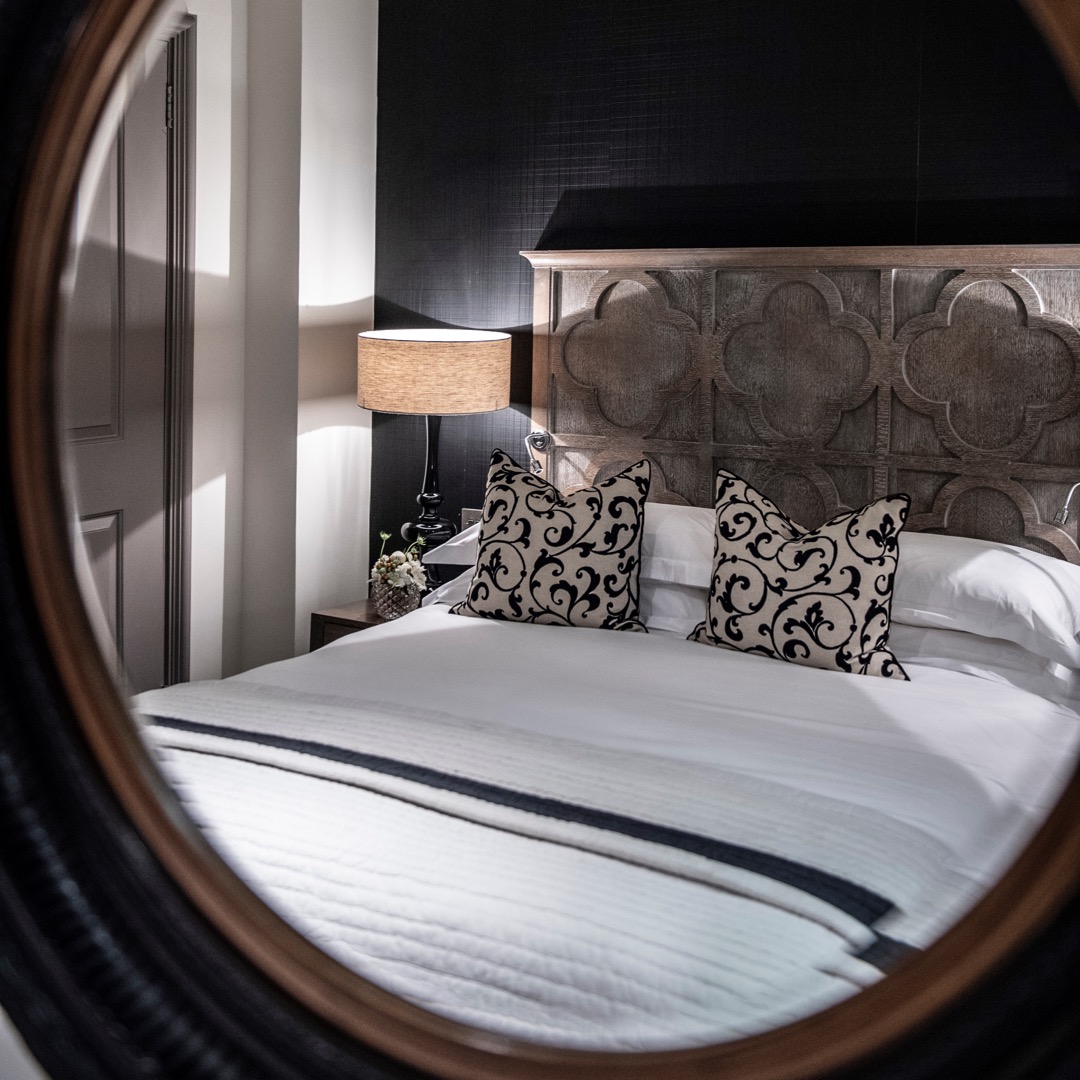 Classic Room - 1 Queen Bed 